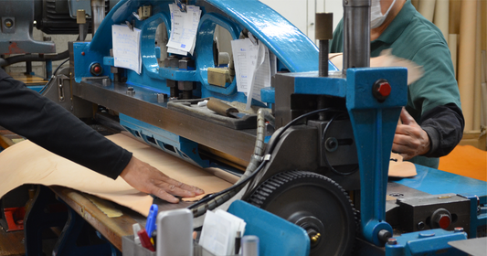 📍 大人の工場見学 | 革製品の裏側〜原革をミリ単位で操る『革漉き』の職人技〜