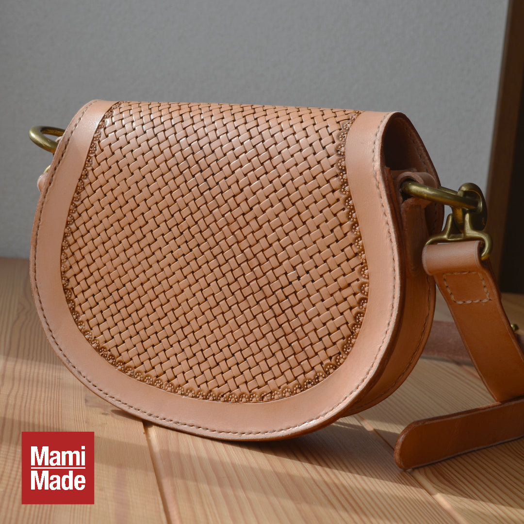 手彫りバスケットスタンプの本革ショルダーバッグ|ナチュラルヌメ革|レザーカービング