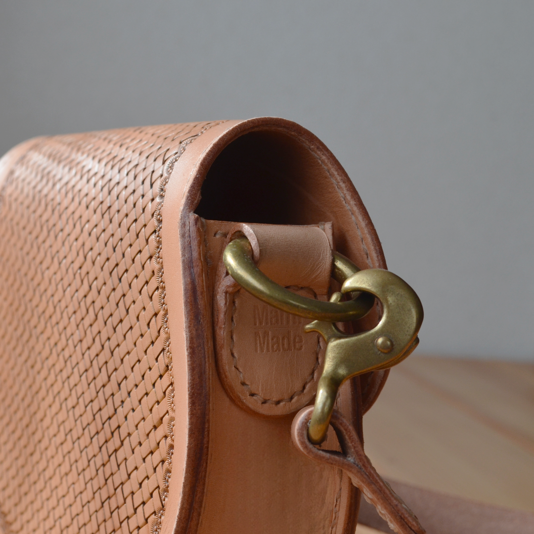 手彫りバスケットスタンプの本革ショルダーバッグ|ナチュラルヌメ革|レザーカービング