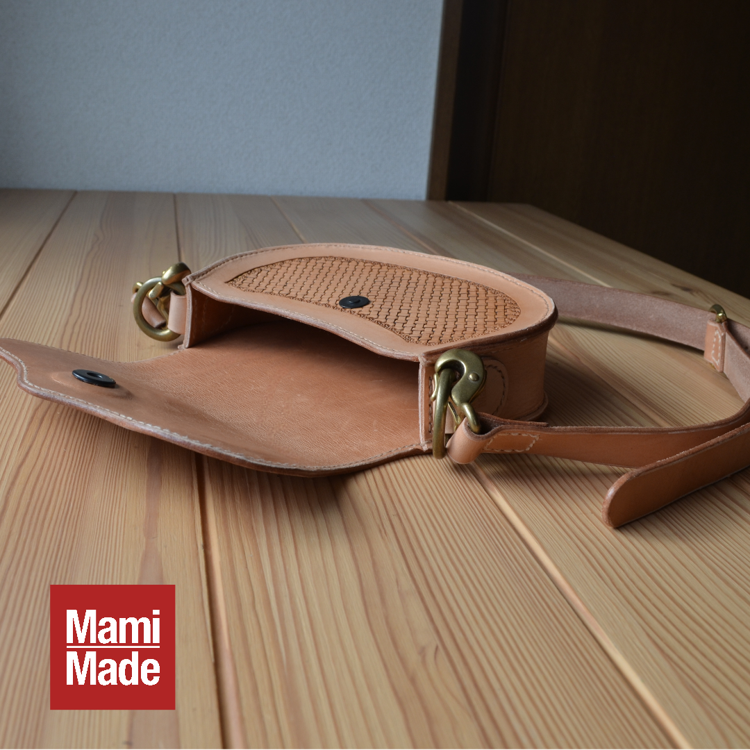 手彫りバスケットスタンプの本革ショルダーバッグ|ナチュラルヌメ革|レザーカービング