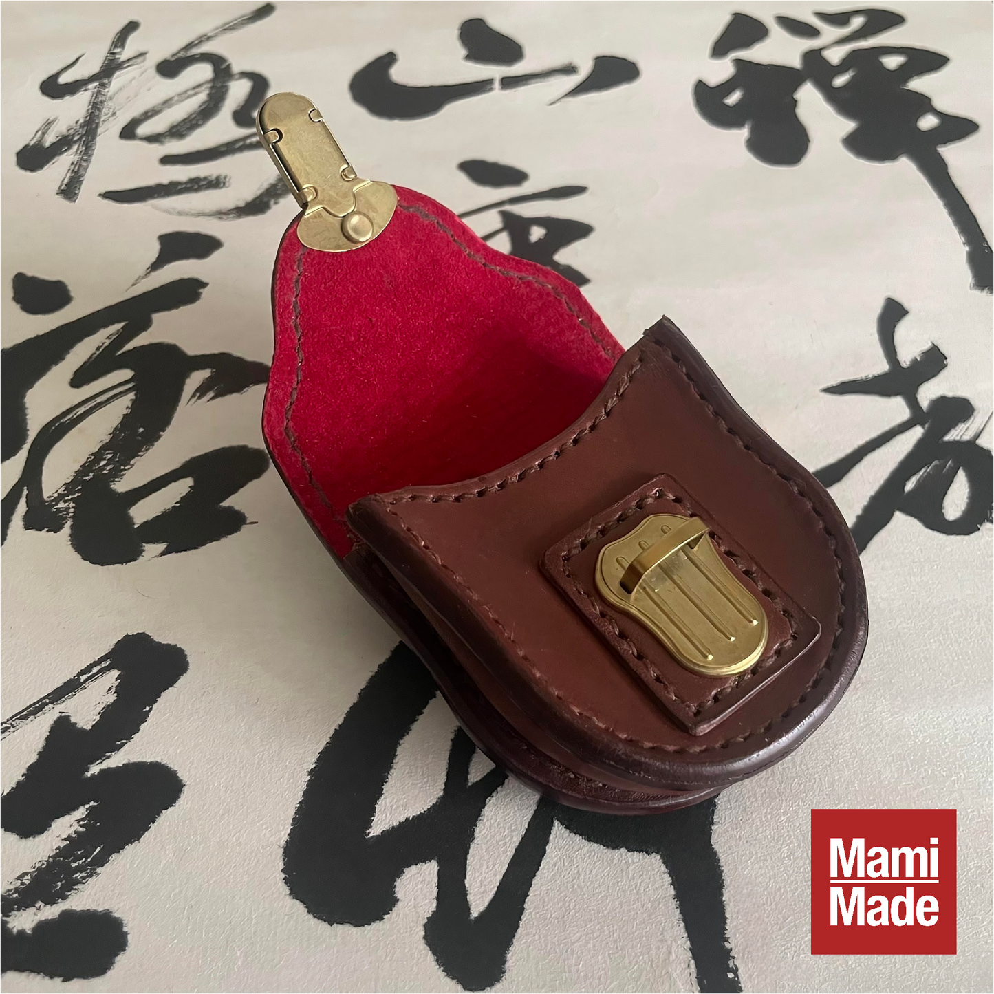 懐中時計ケース|真鍮差込錠付き・本革・手縫い仕立て|MamiMade|育てる革物語