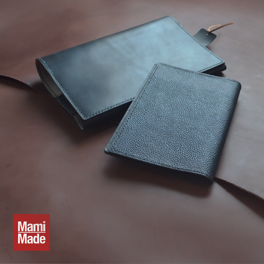 育つ革、二つの表情 ─ 牛ヌメ革と黒桟革のブックカバー