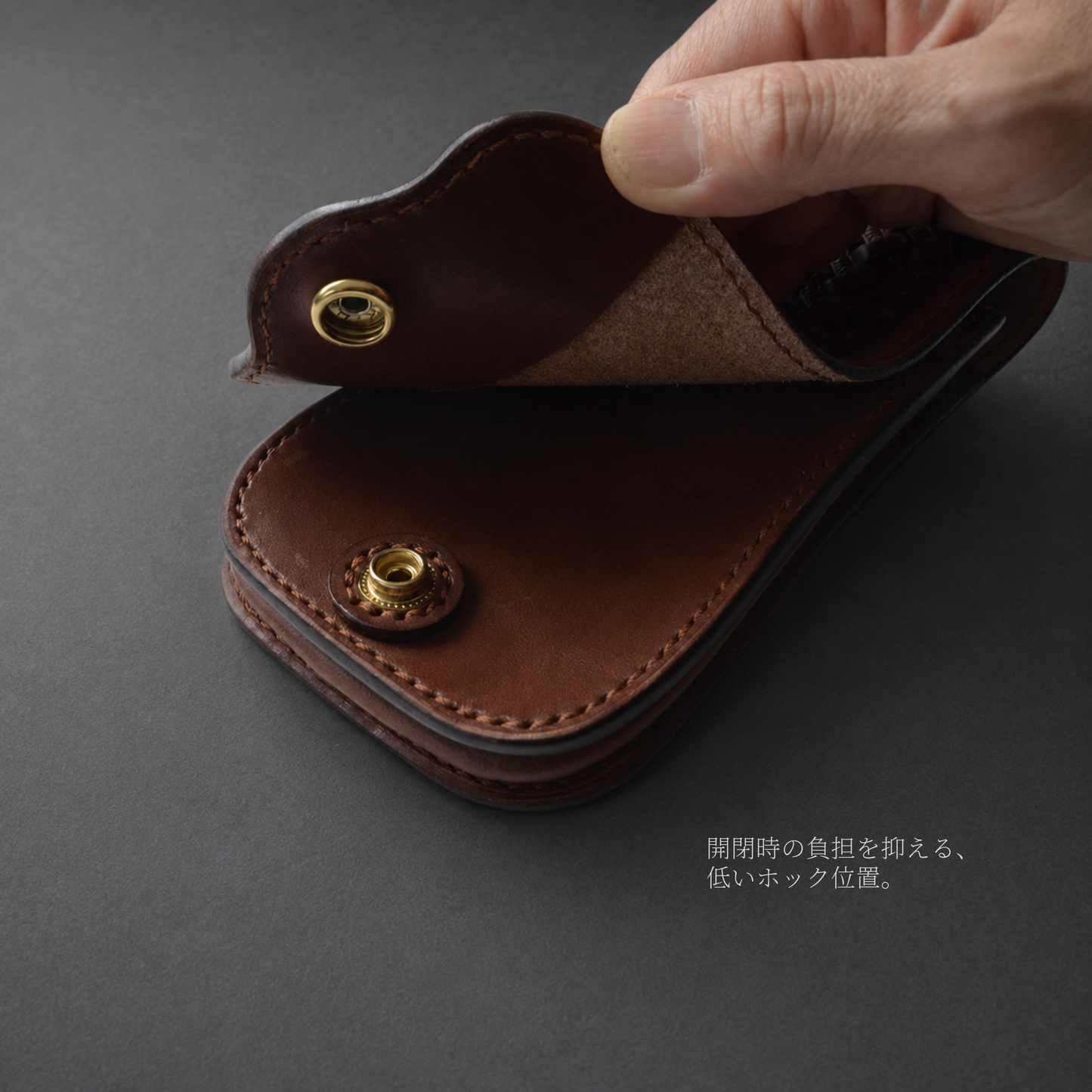 本革スマホホルダー｜レザーカービング・ベルト装着｜日本製・受注制作