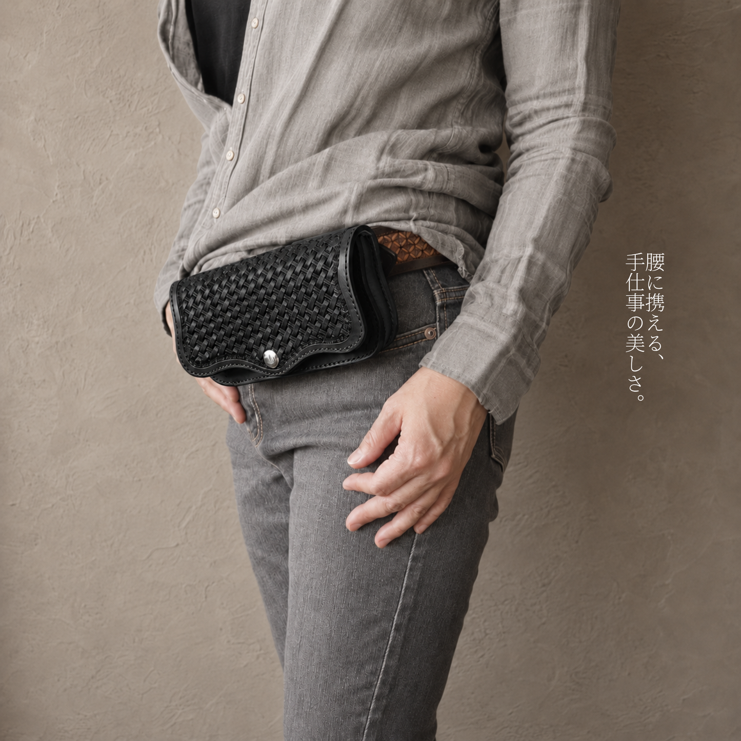 本革スマホホルダー 横型｜レザーカービング・ベルト装着｜日本製・受注制作