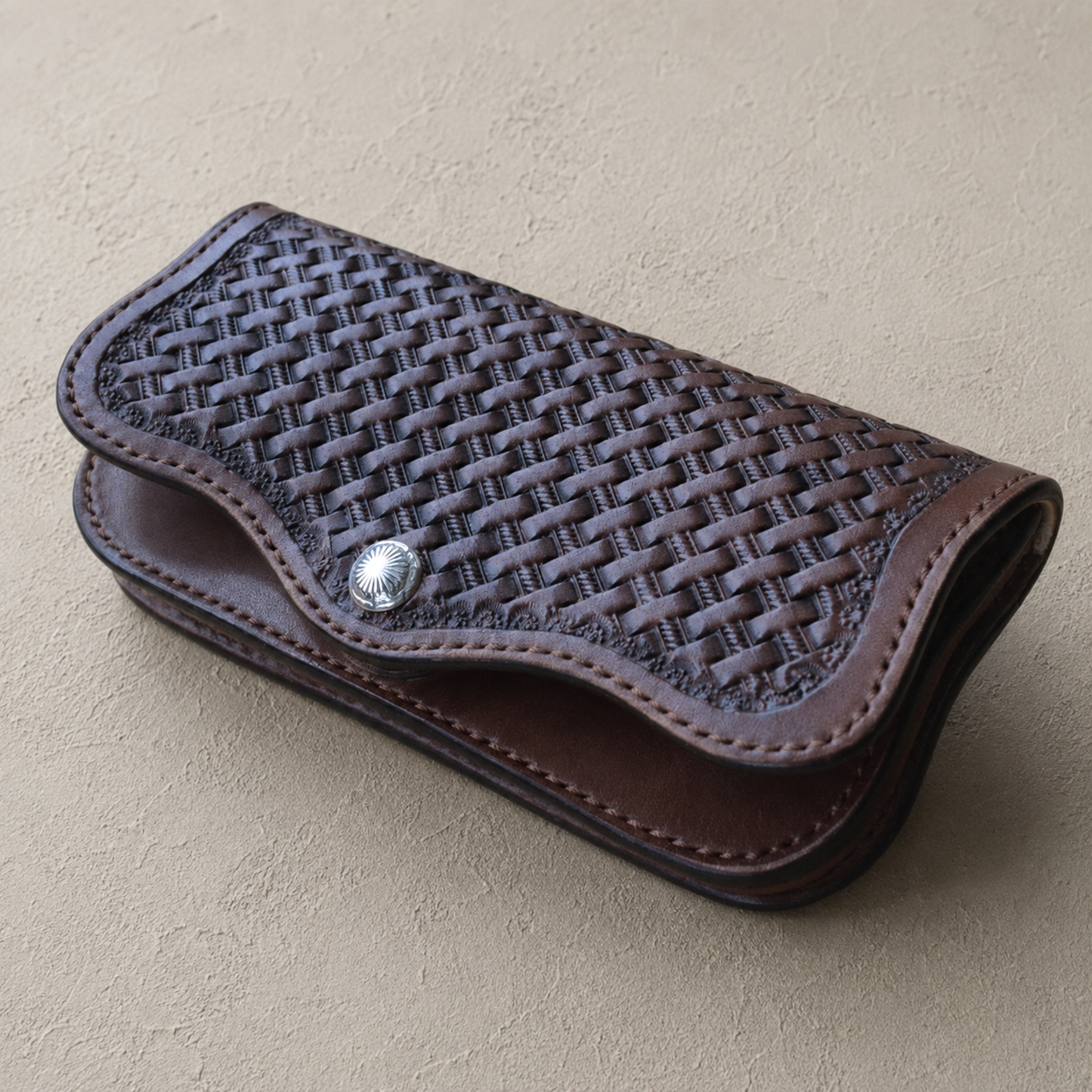 本革スマホホルダー 横型｜レザーカービング・ベルト装着｜日本製・受注制作