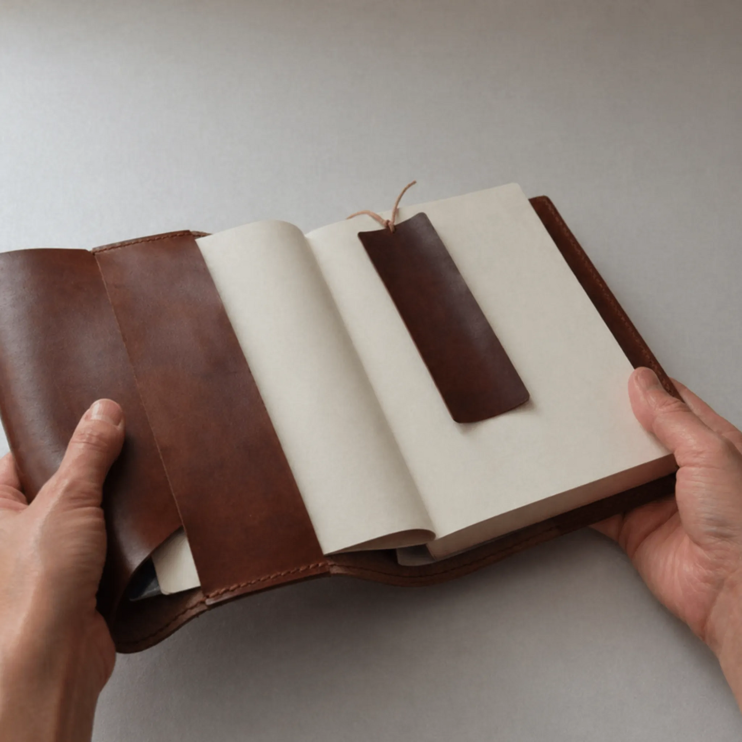 牛ヌメ革 ブックカバー A5（ハード/ソフト対応）｜専門書 参考書｜本革 日本製 MamiMade マミメイド【育てる革の物語】