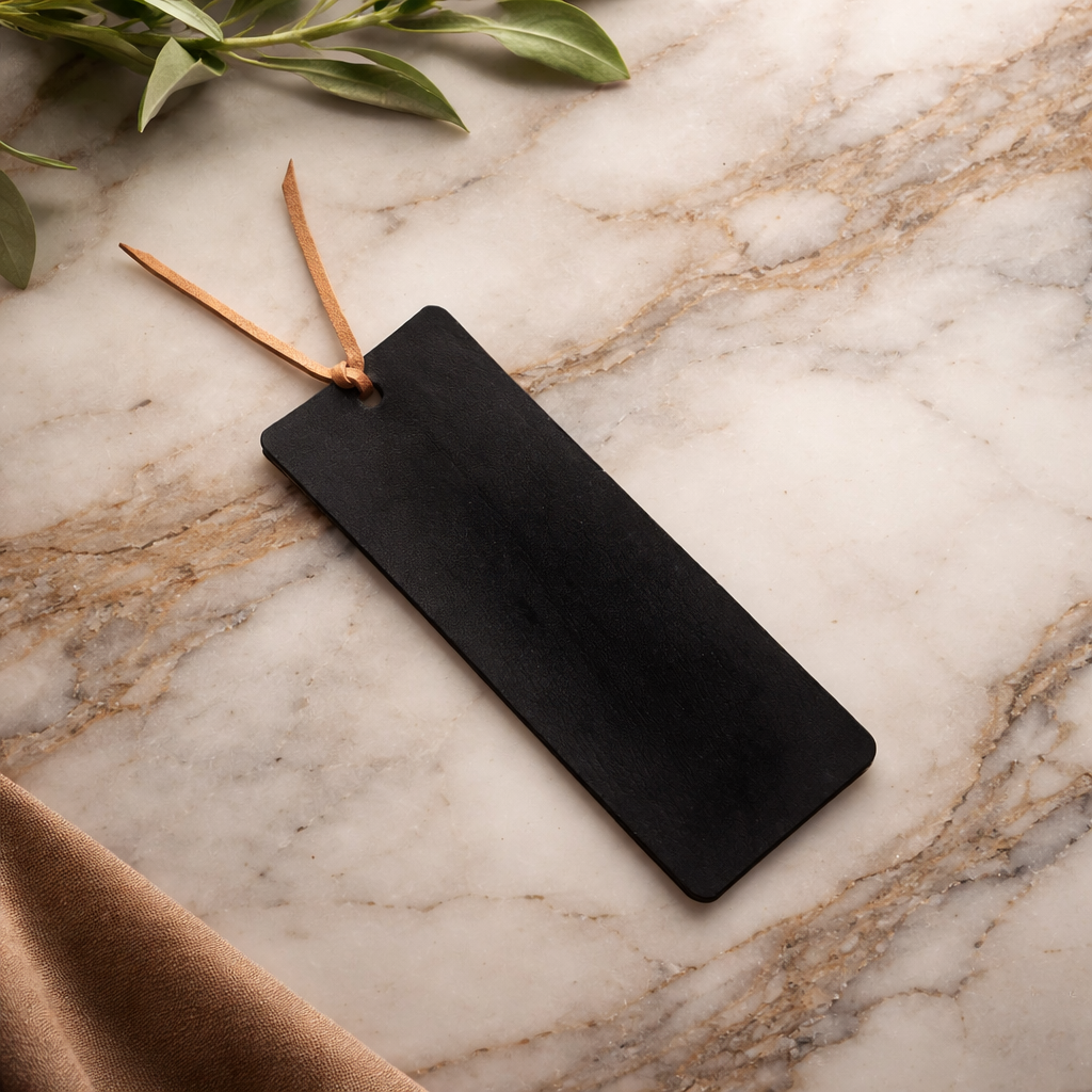 使うほど育つ、牛ヌメ革のしおり｜Leather Bookmark