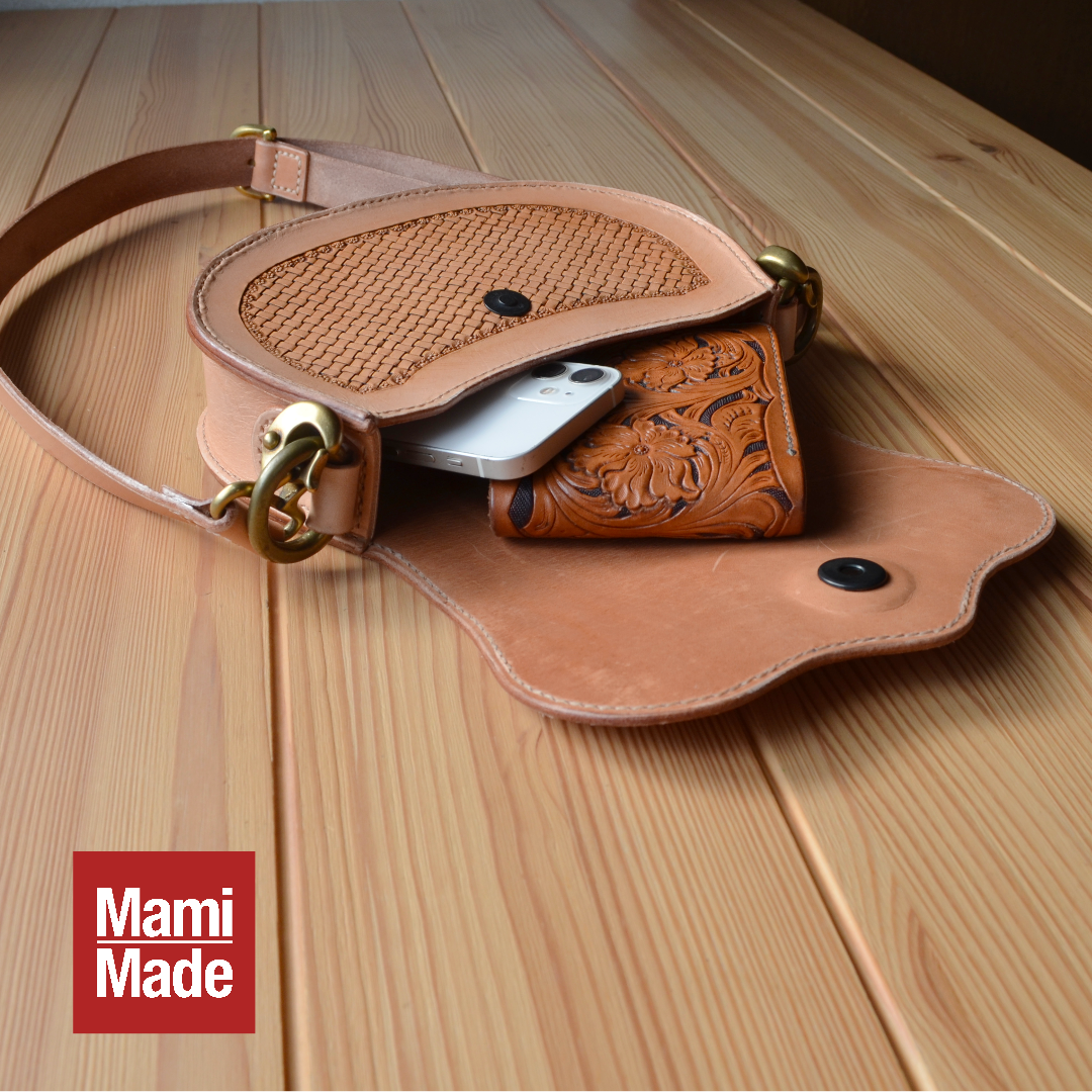 手彫りバスケットスタンプの本革ショルダーバッグ｜ナチュラルヌメ革｜レザーカービング