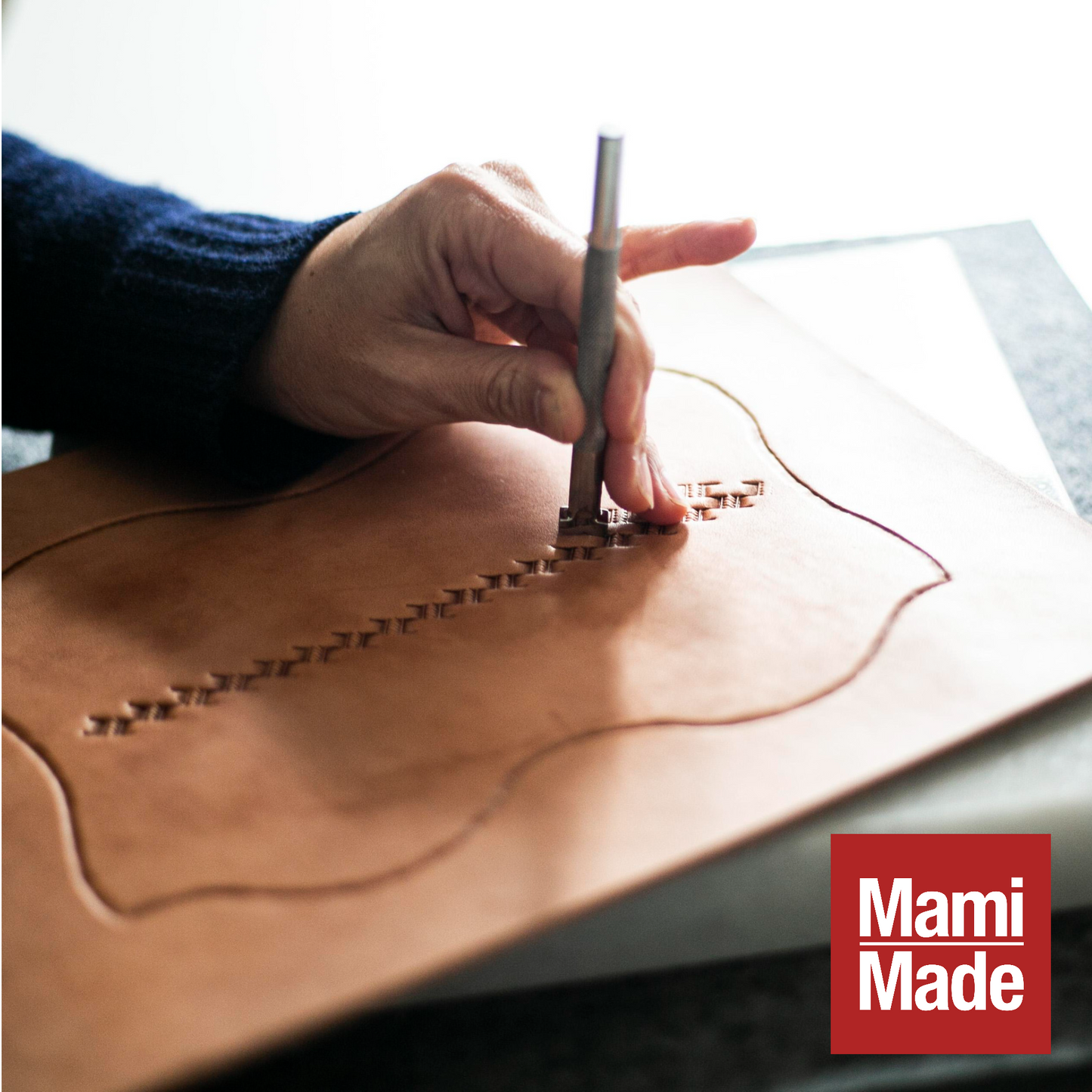 レザー スマホホルダー｜牛革｜バスケットスタンプ｜MamiMade 革製スマホケース｜ベルト装着タイプ