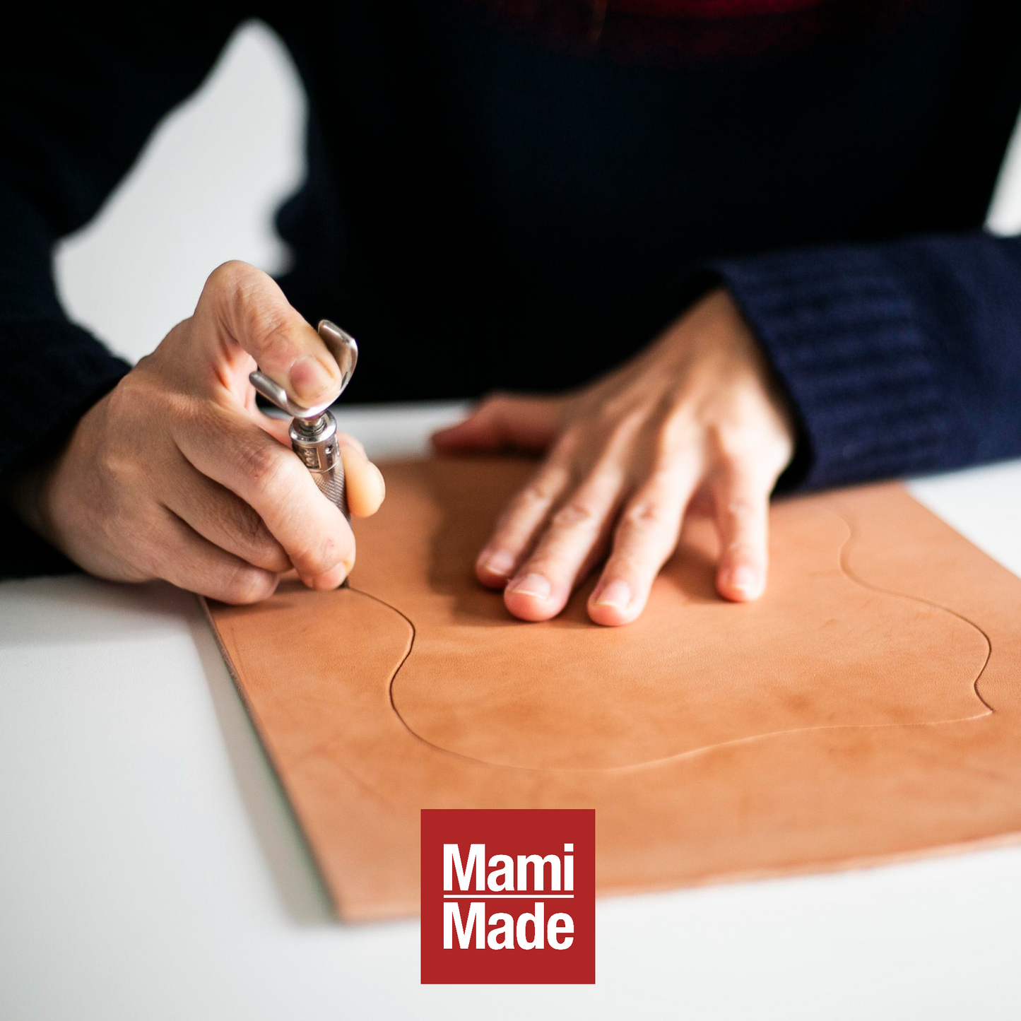 レザー スマホホルダー｜牛革｜バスケットスタンプ｜MamiMade 革製スマホケース｜ベルト装着タイプ