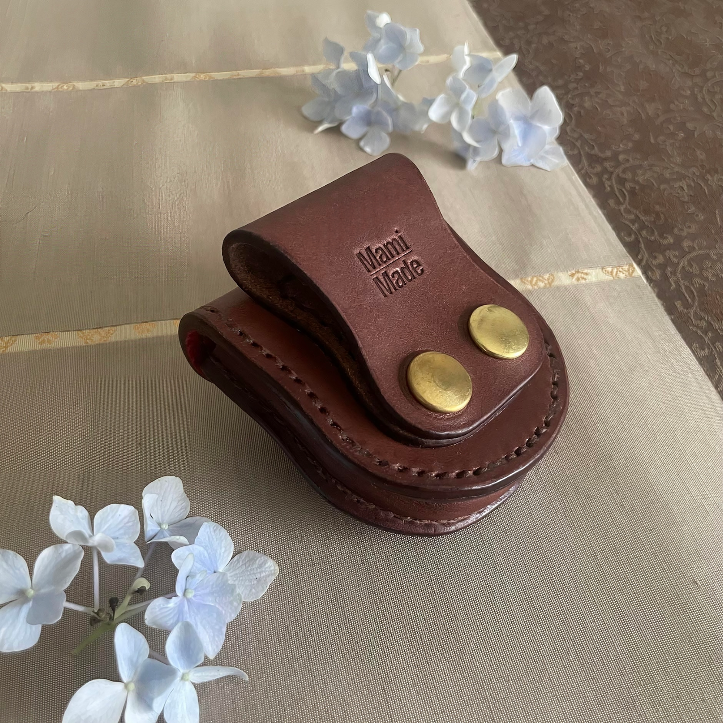 懐中時計ケース｜真鍮差込錠付き・本革・手縫い仕立て｜MamiMade｜育てる革物語